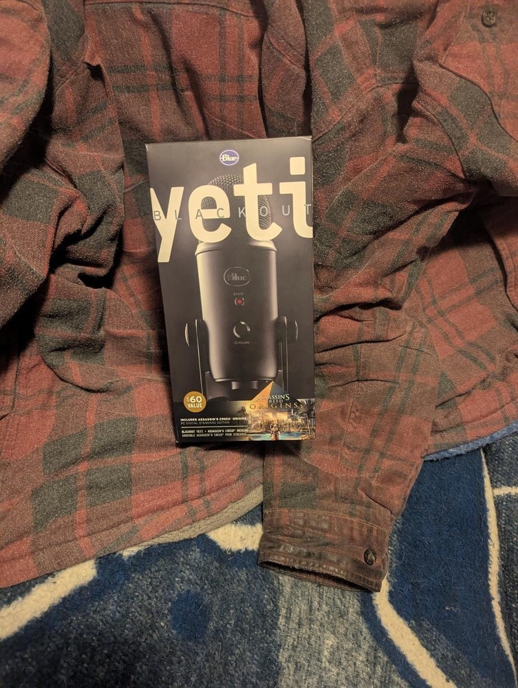 Blue Yeti Professional Blackout Multi-Pattern USB Microphone-Black