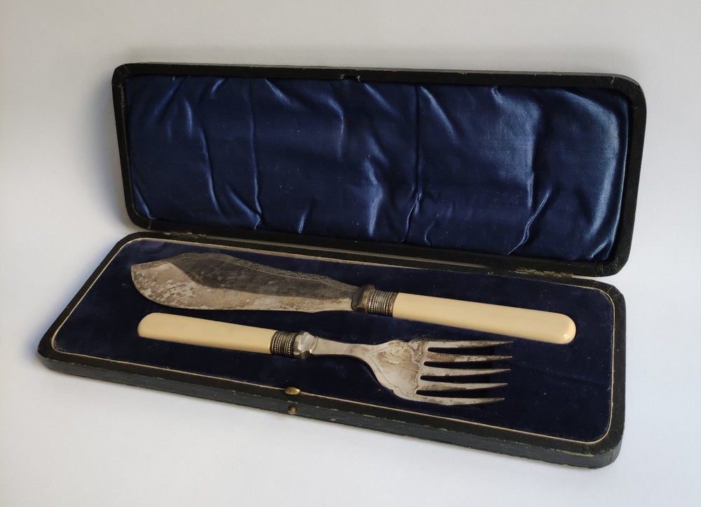 ANTIQUE BRITISH SILVER-PLATED LUXURY FISH SERVING SET