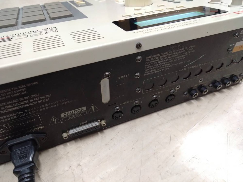 AKAI professional MPC2000 MIDI Production Center Drum Machine Sampling Sampler