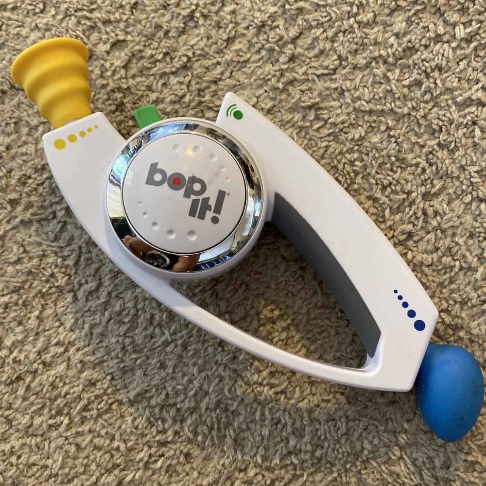 Bop It! Talking Handheld Electronic Reflex Game 2008 Hasbro TESTED WORKS EUC