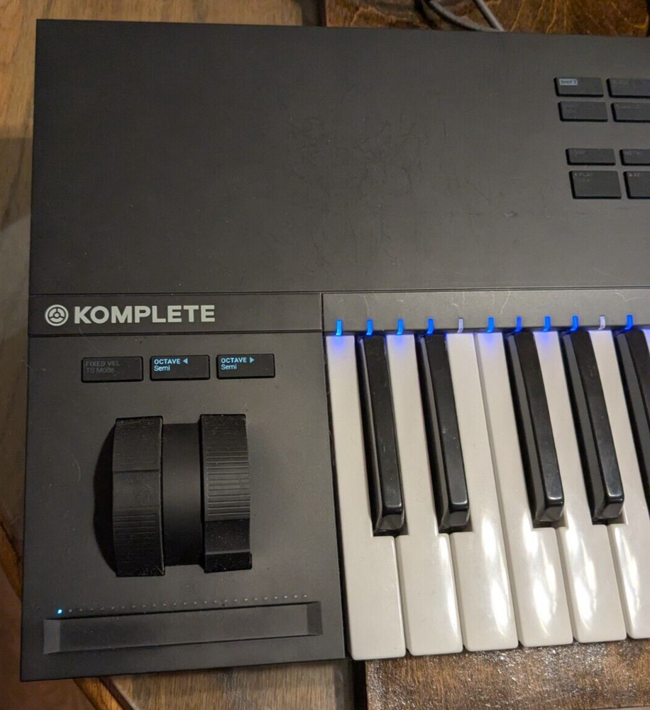 Native Instruments Komplete Kontrol S61 MK2 61-key Smart Keyboard Controller