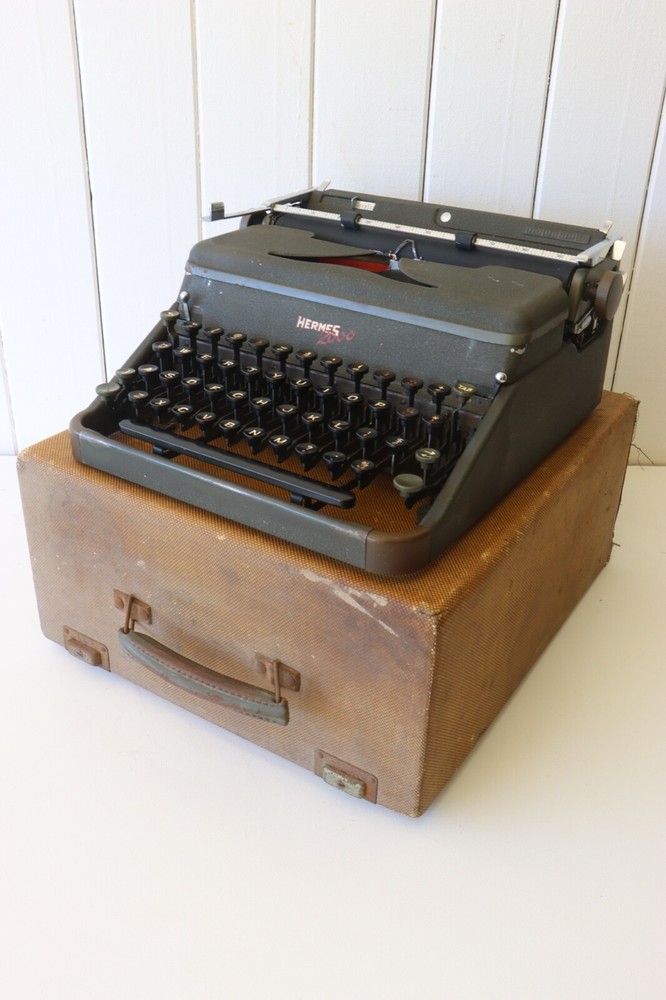 Hermes 2000 Typewriter - Original Case ***** Excellent Working Condition *****