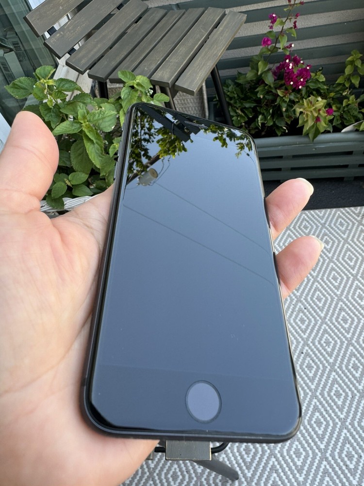 Iphone 8, 64gb, Carrier Unlocked "Good Condition"