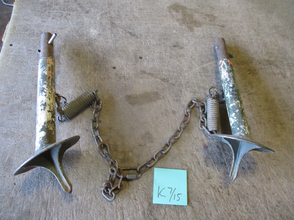 1 Pair Bipod Feet w/Connecting Chains, for M120 Mortar