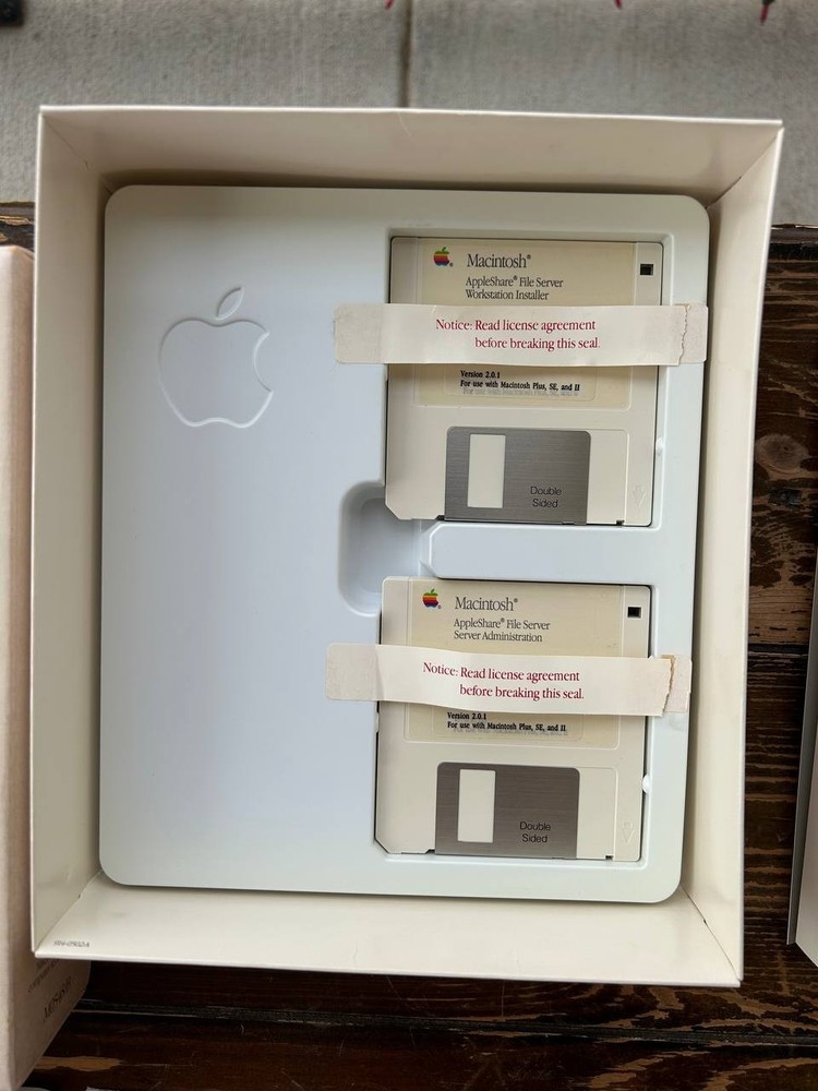 Macintosh AppleShare M0548/B Version 2.01. Vintage Apple software