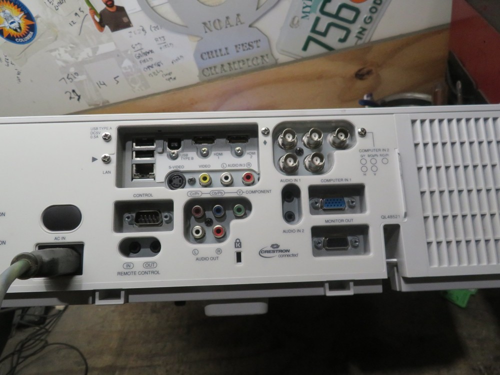 TESTED HITACHI CP-WU8440 LCD Projector ( NO REMOTE )