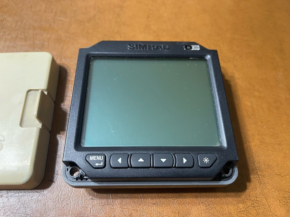 Simrad IS20 Combi Display with cover
