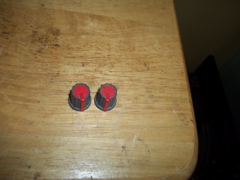 Soundtracs 32-4-2- Studio Mixer Red Top Knobs (2)