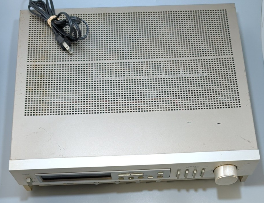 Denon DRA-400 Precision Audio Component/Tuner Amp. Powers On