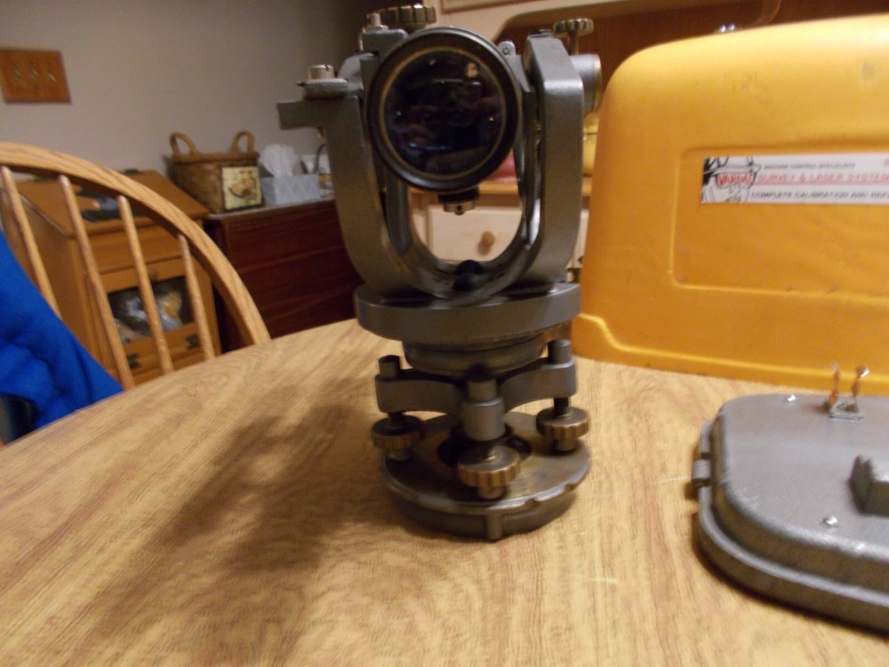 DAVID WHITE INSTRUMENTS TRANSIT MODEL 8300 WITH CASE