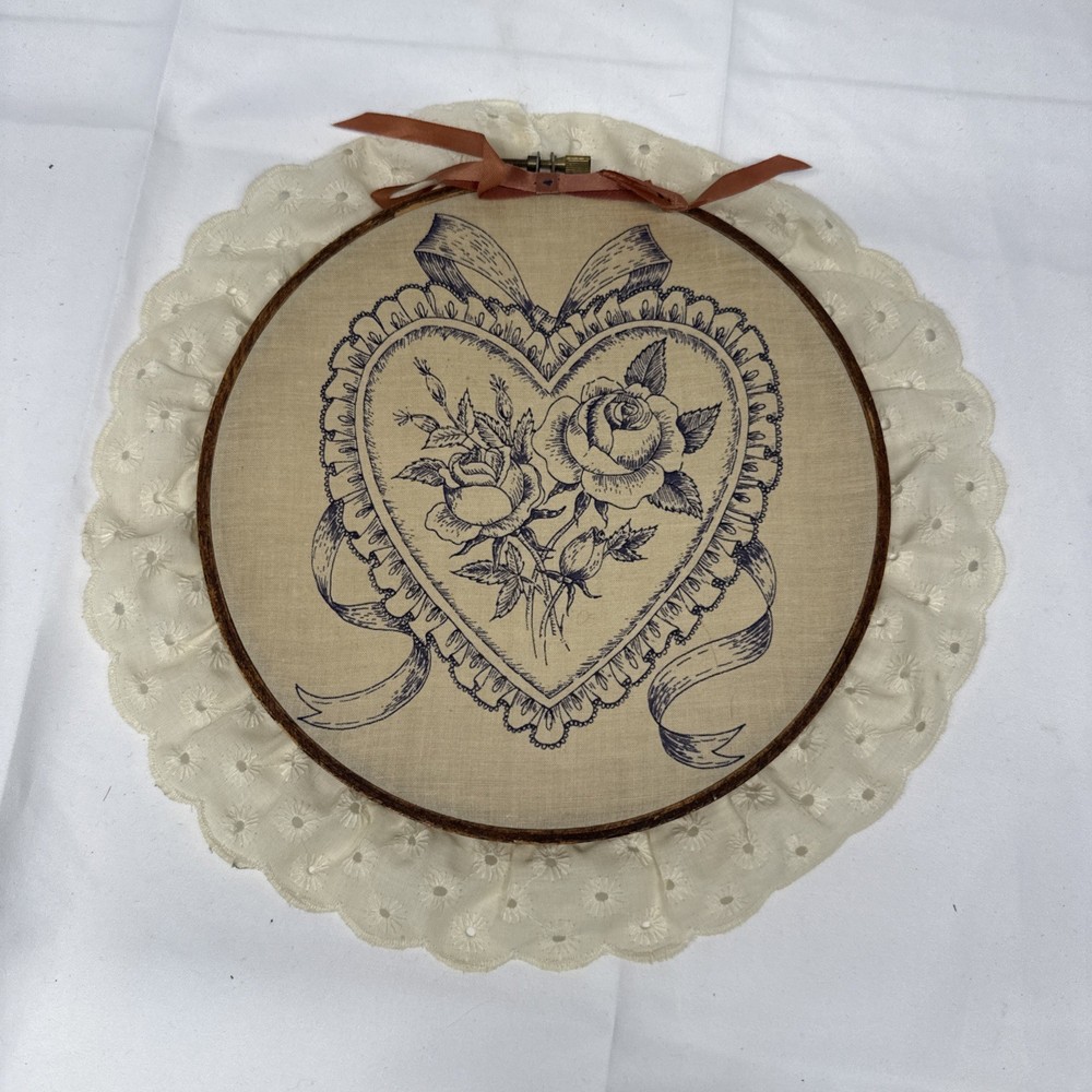 Creative Circle Vintage Heart With Flowers