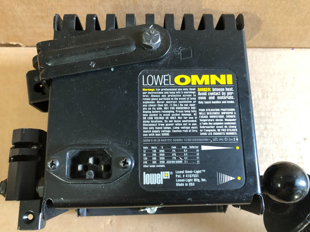 Lowel Omni Multi-Voltage Focusing Light