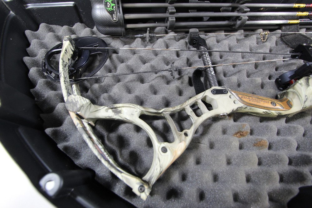 DIAMOND ARCHERY 2009 ICEMAN COMPOUND BOW 60LBS 29" DRAW WITH EXTRAS(02AEE26CA)