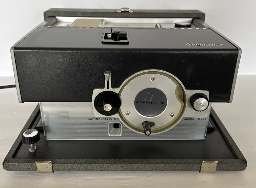 Kodak Projector 35 MM Cavalcade 510 Slide Remote And Case Powers On Untested