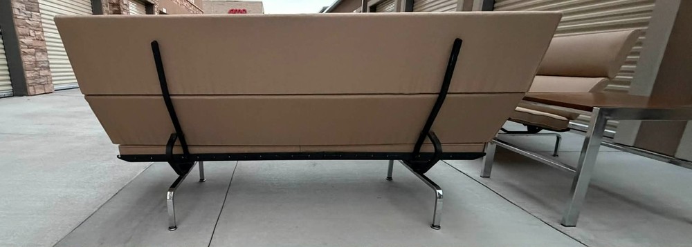 Charles and Ray Eames for Herman Miller in 1954 Sofa Compact designe