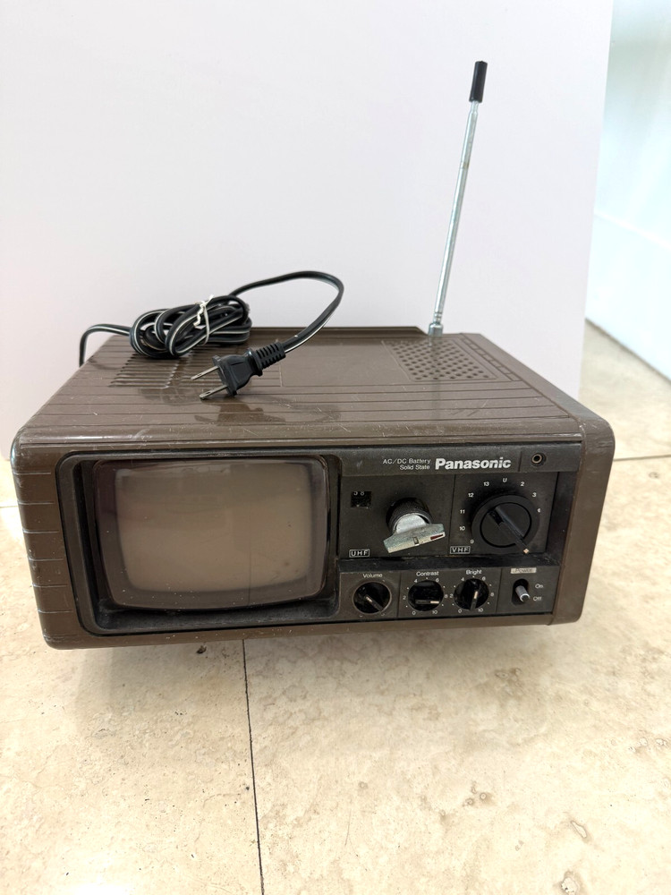 VINTAGE PANASONIC SOLID STATE PORTABLE TELEVISION TR-525
