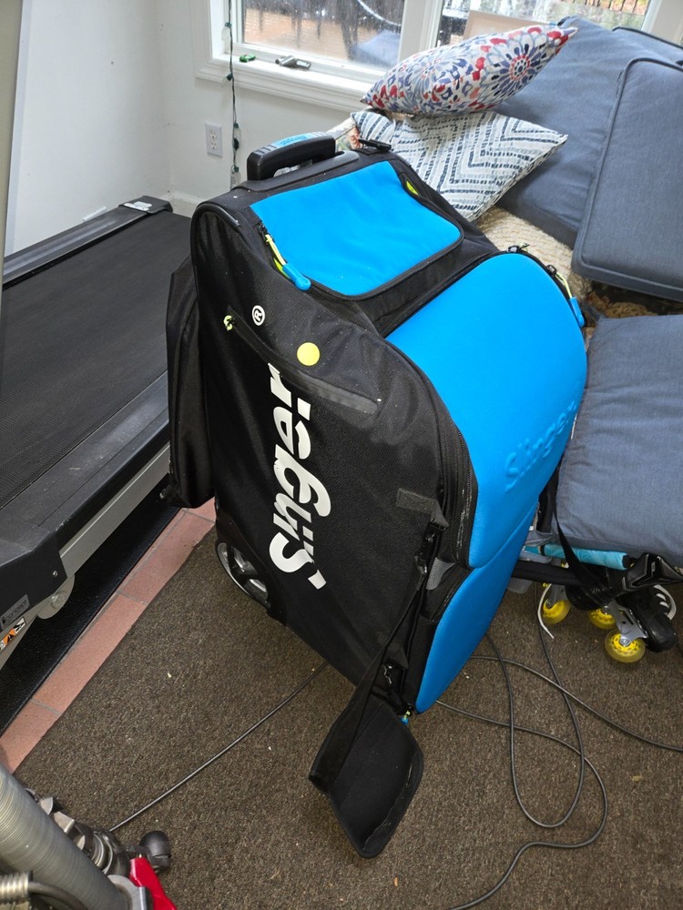 Slinger tennis ball machine with oscillator