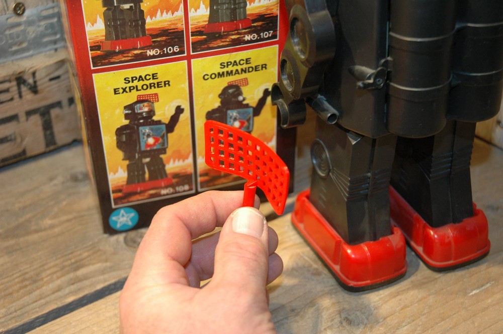 HK * Space Explorer and Commander (No.108 & 109): 3D printed Antenna. VST