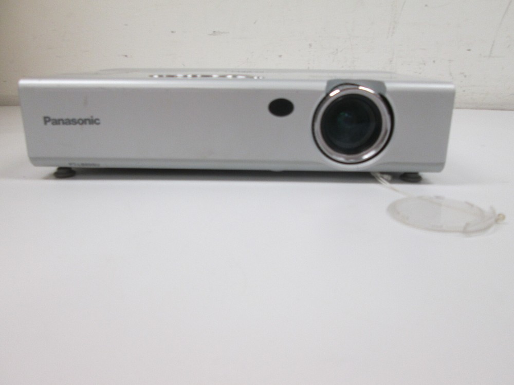 Panasonic PT-LB20SU Multimedia Desktop Home Theater LCD Projector TESTED