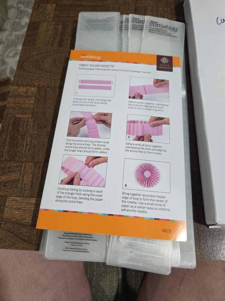 Cuttlebug ANNA GRIFFIN Fancy Folded Rosettes & Borders Embossing