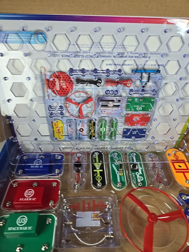 Snap Circuits SC-100 Electronics Exploration Kit, Over 100 Projects NEW Open Box