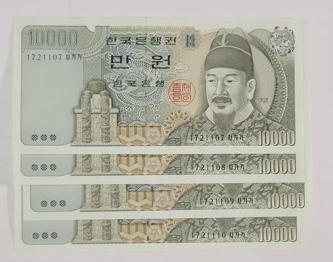 10,000 Won 2000(ND) South Korea 4 Consecutively Numbered Banknotes About Unc