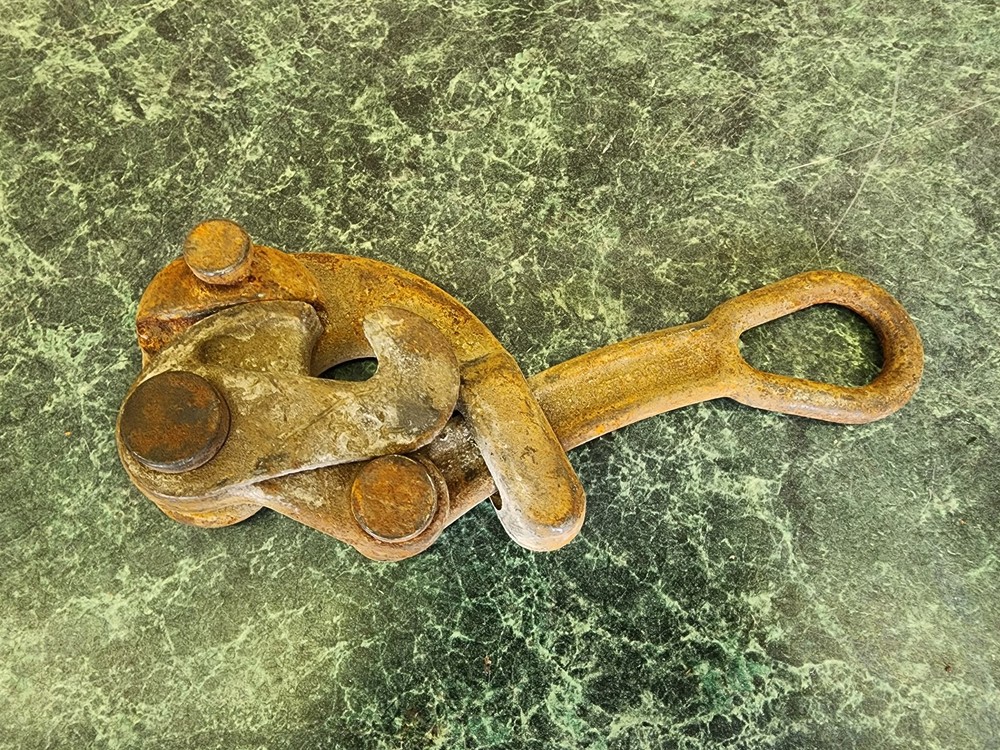 Klein Tools Haven's Grip with Swing Latch - (1604-20L)