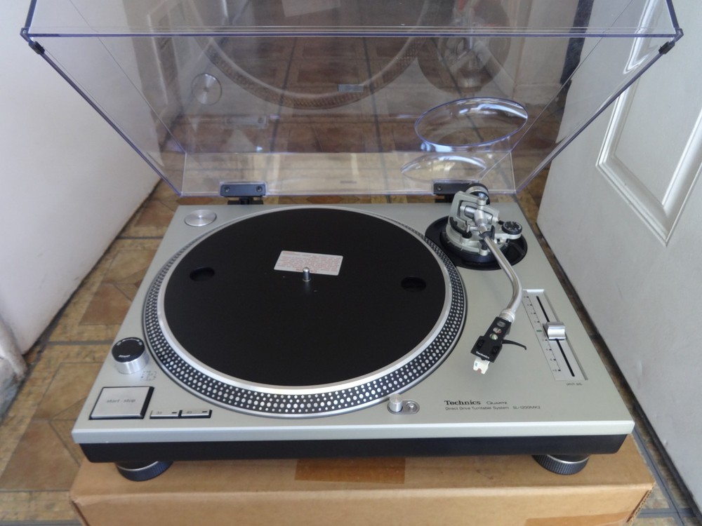 TECHNICS SL-1200MK2 PROFESSIONAL DIRECT DRIVE TURNTABLE
