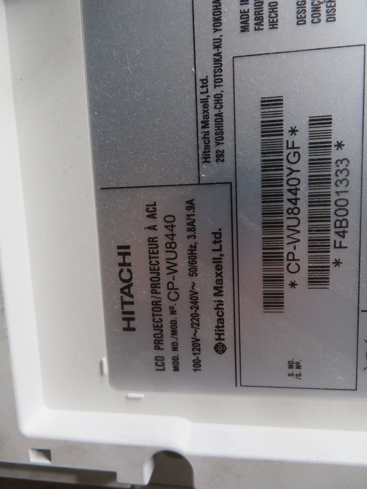 TESTED HITACHI CP-WU8440 LCD Projector ( NO REMOTE )