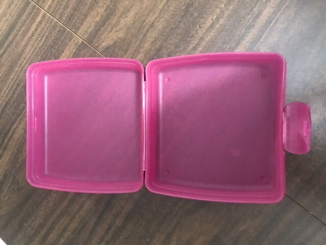 Tupperware Sandwich Keeper Hinged One Piece Clamshell Raspberry