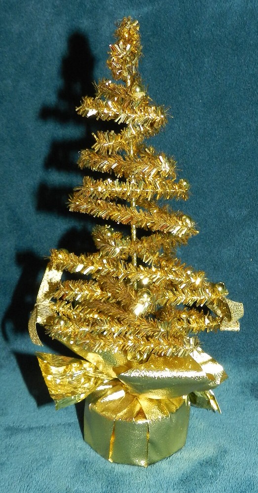 CUTE LITTLE GOLD TINSEL CHRISTMAS TREE!