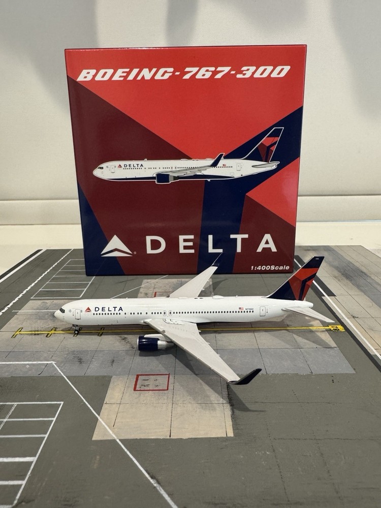 Panda Model 1/400 Delta 767-300er