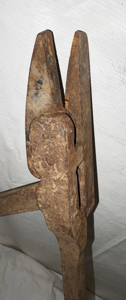 VINTAGE METAL CUTTING/HOLDING OR BENDING SHEARS TOOL