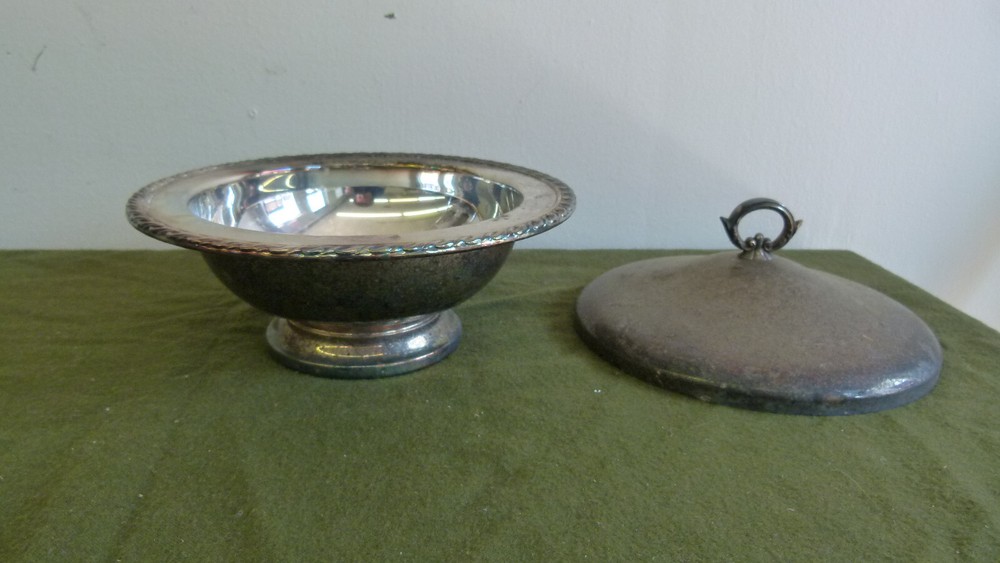 WM Rogers by Oneida LTD Silversmiths Lidded Silver Plated Serving Footed Dish