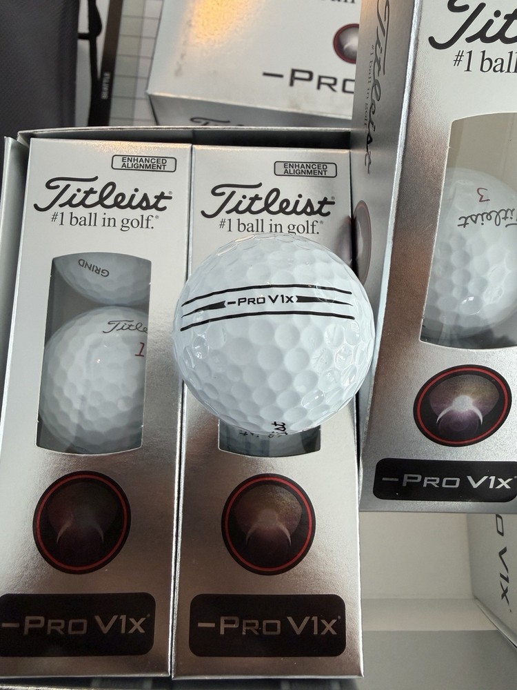 TITLEIST PRO V1X LEFT DASH WHITE ENHANCED ALIGNMENT GOLF BALL DOZEN