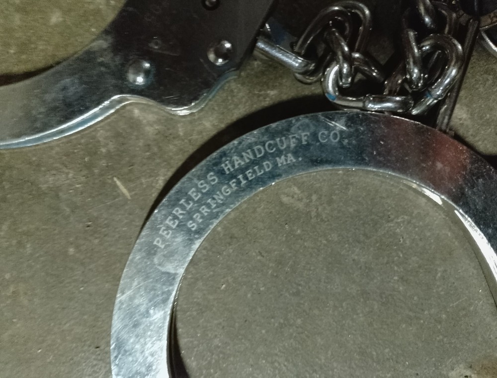 oversized peerless transport handcuffs model 705
