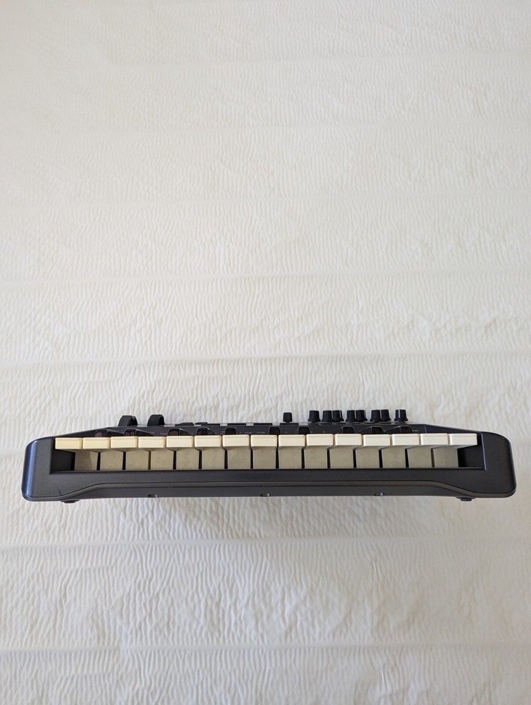 M-Audio OXYGEN25 USB MIDI Controller with Smart Controls Untested