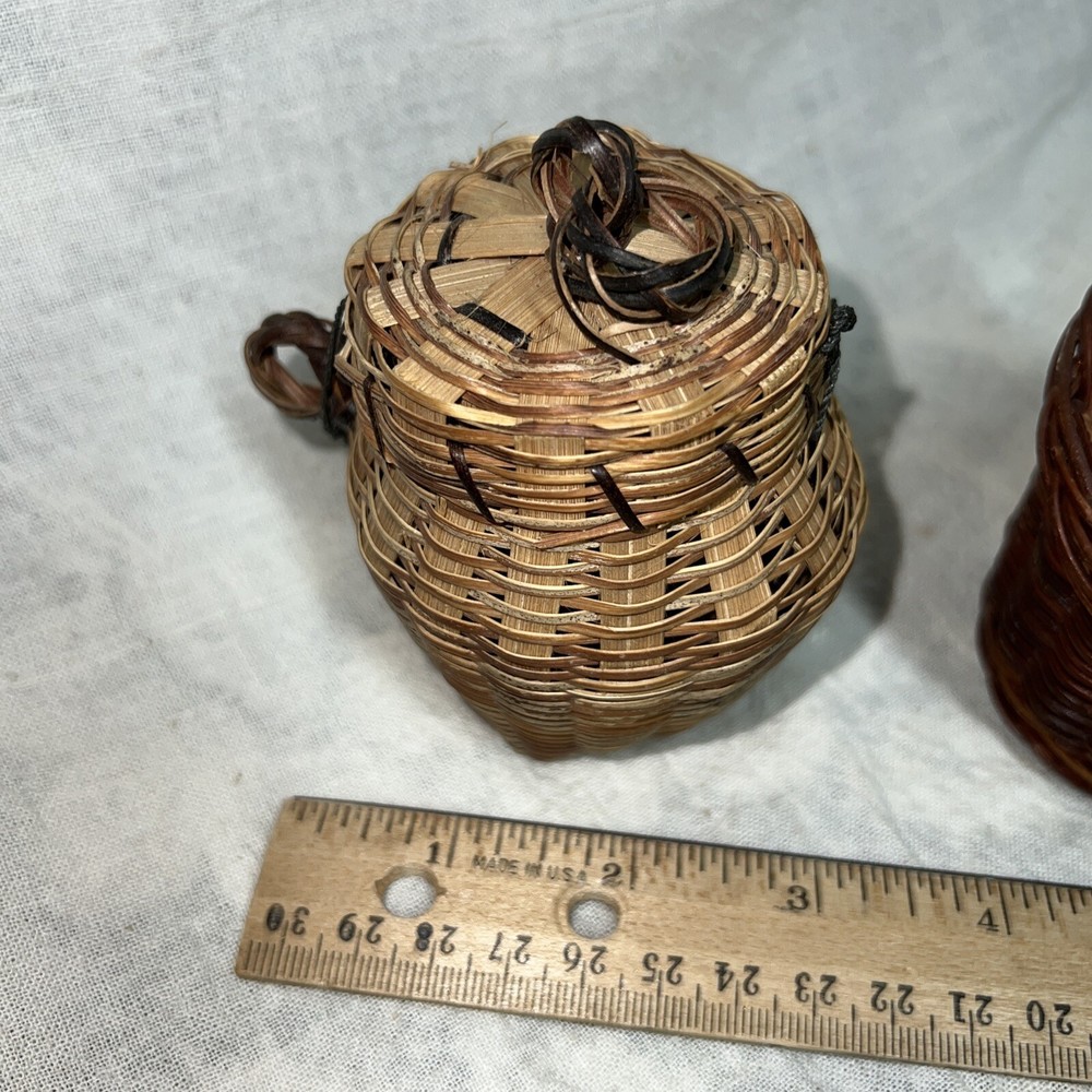 VINTAGE 3-MINIATURE BASKETS 2with lids