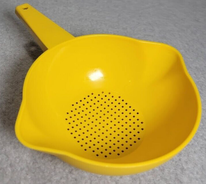 Tupperware 7" Mustard 1 Quart Strainer Colander With Handle #1200