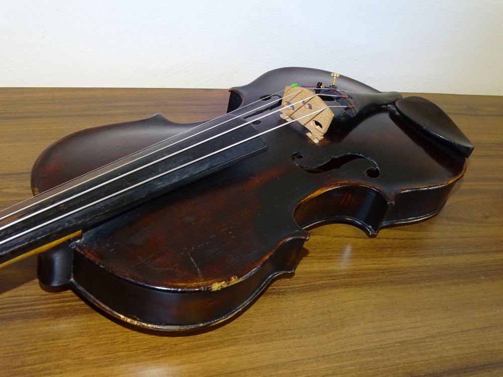 VIOLIN WITH LION HEAD - labelled JACOBUS STAINER (Nr. 522)