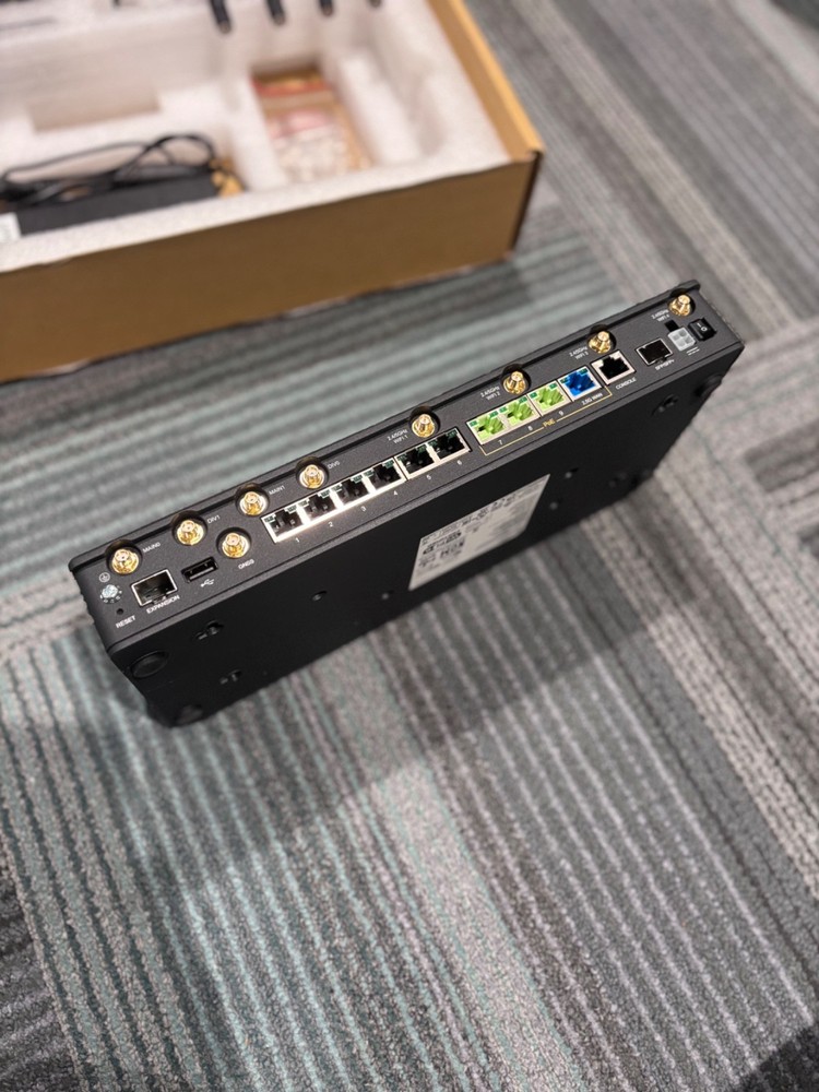 Cradlepoint E3000 4G/5G E3000-C18B Wireless Router