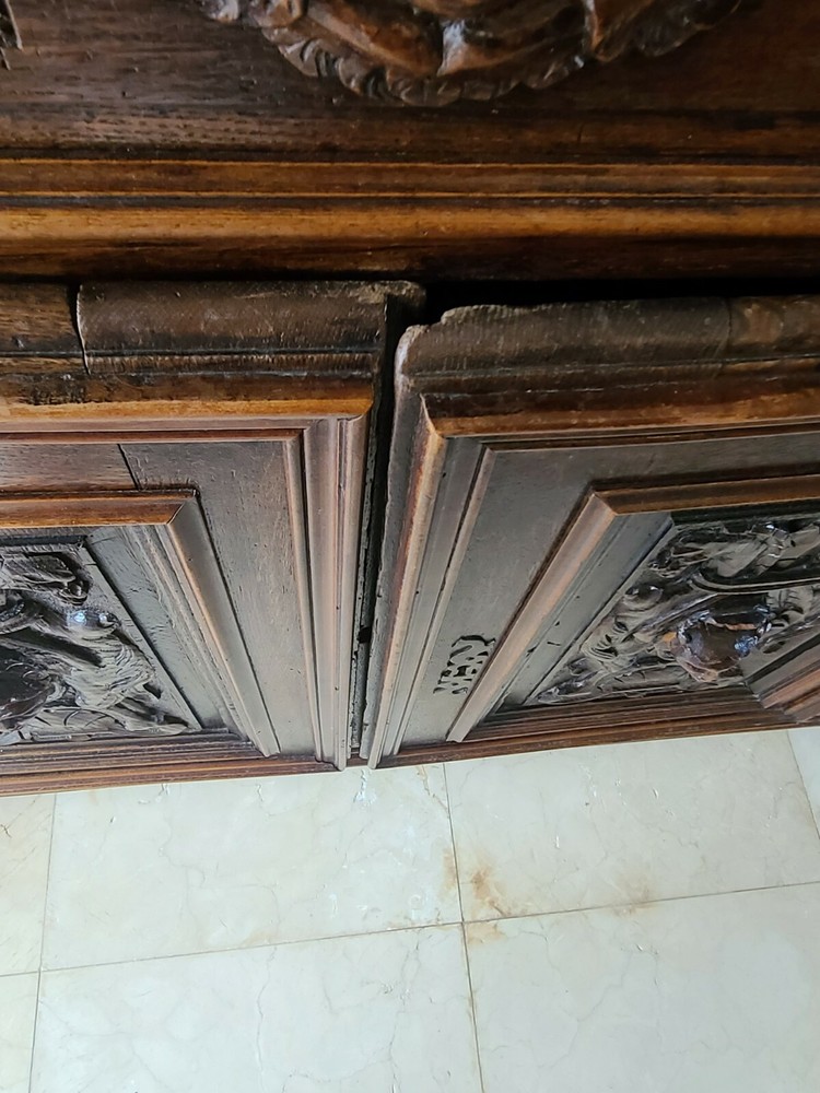 ANTIQUE DARK BROWN OAK FOYER CHEST