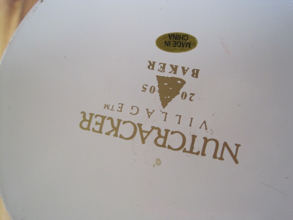 Nutcracker Village 2005 Baker 14" No Box