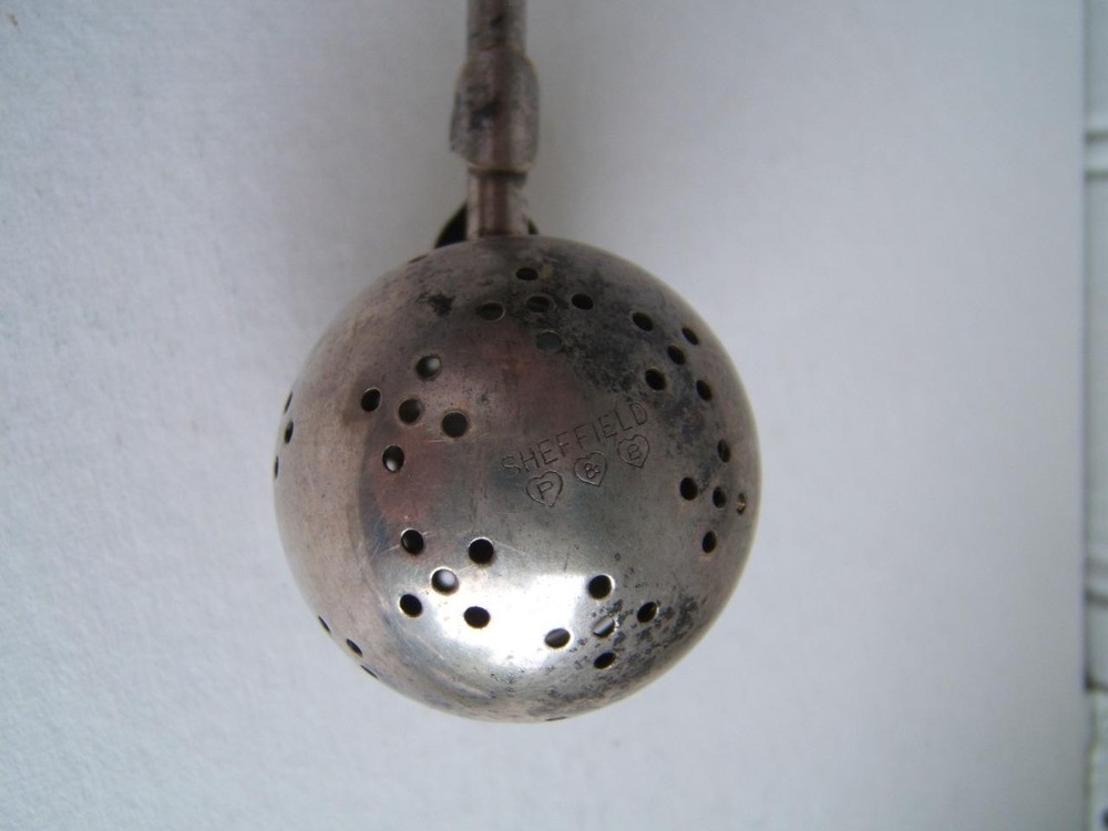VINTAGE PAYE & BAKER P&B SHEFFIELD PUSH HANDLE TEA STRAINER