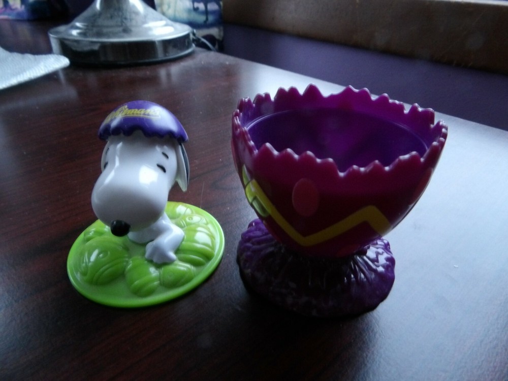 Whitman’s SNOOPY Chocolate Candy Container bubble gum Purple Easter Egg