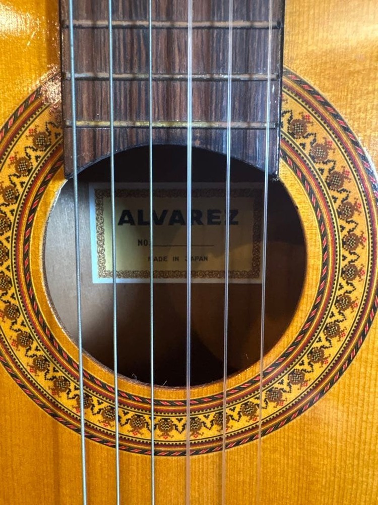 Alvarez Classical Guitar With Hard Case Nylon Strings