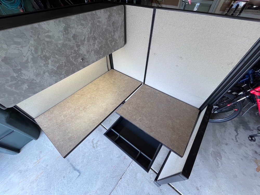 NICE 5’X4'X6’ CUBICLES - 6 CUBICLES TOTAL - 15 Partitions - Cubbies + Lights