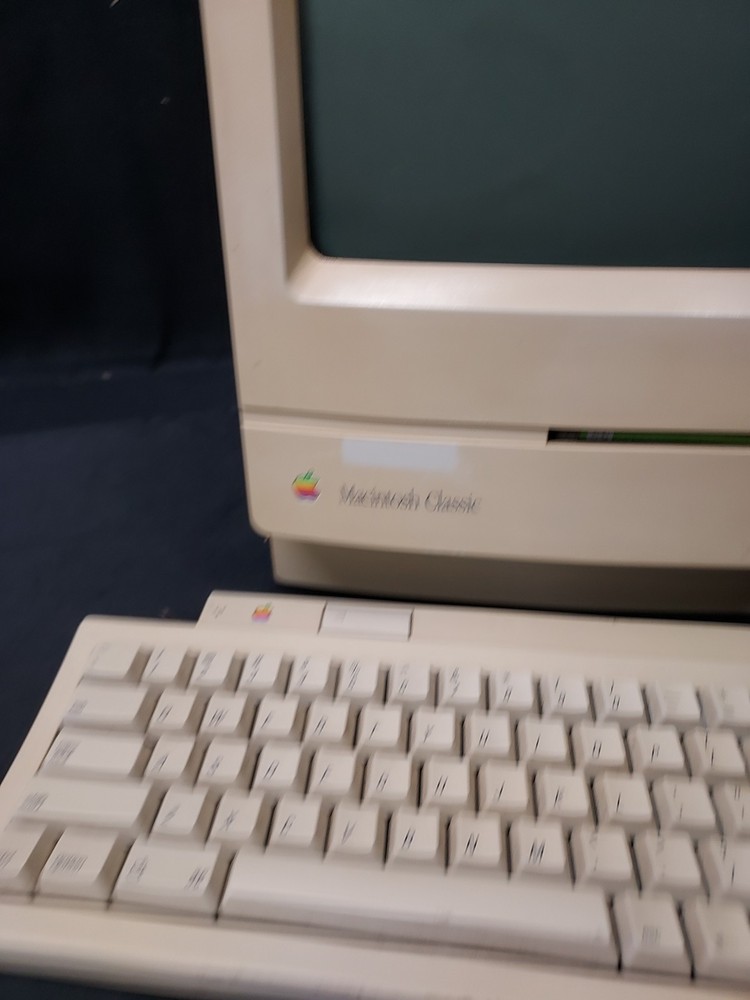1991 Apple Macintosh Classic M0420 w/ Keyboard - Untested No Cords Might Work ?