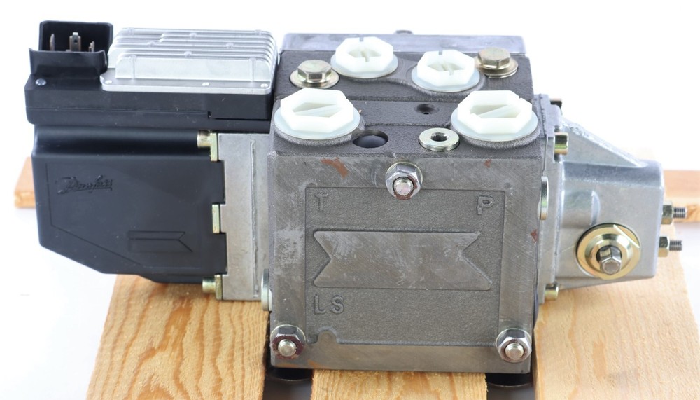 New 157U4561 Danfoss Hydraulic Control Valve