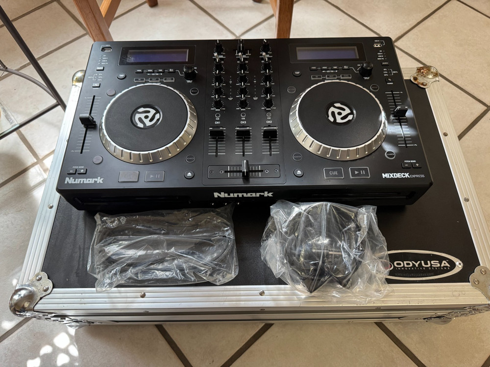 NUMARK MIXDECK EXPRESS  Doble DECK USB-A USB-B CD MP3 ++ DJ Controller
